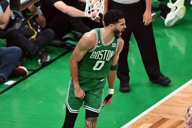 天天盈球-全场压制对手！凯尔特人反字母装甲增添新武器